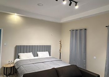 استديو بسرير ماستر وأثاث مريح 