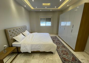 شقة بغرفة جلوس وغرفتين نوم 