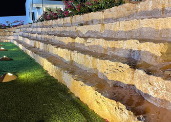 استراحة بمسطحات خضراء وملاعب