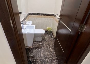 شقة بصالة وثلاث غرف نوم