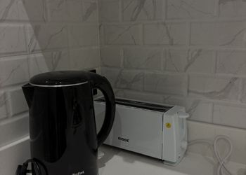 شقة بصالة مريحة وتصميم هادئ 