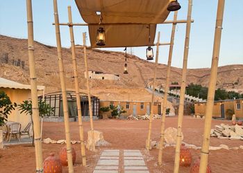 مخيم بأجواء وموقع مميز ببروجكتر