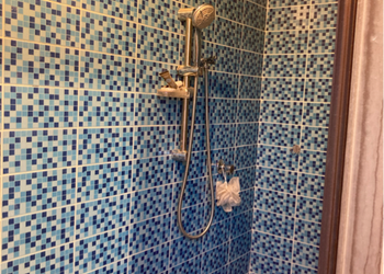 شاليه بمسبح و مسطح اخضر 
