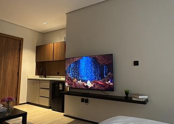 استديو بأثاث مريح وبسيط 