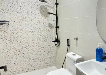 استديو بأثاث مريح وبسيط 