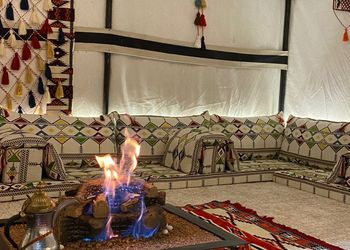 شاليه بمسطح اخضر ومسبح 