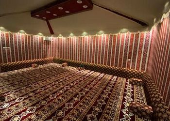 استراحة بجلسة مطلة على مسطح اخضر