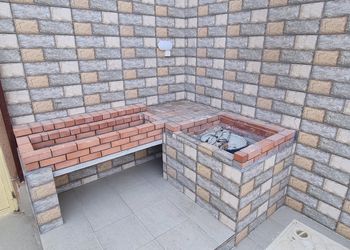استراحة بمسبح خارجي بحاجز