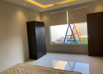 شاليه بصالة داخلية ومسطح اخضر