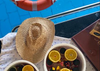 كوخ بألعاب مائية ومسطح اخضر