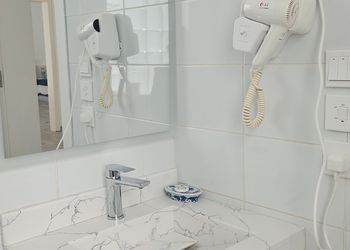 شالية بطابع يوناني وسرير اعمدة