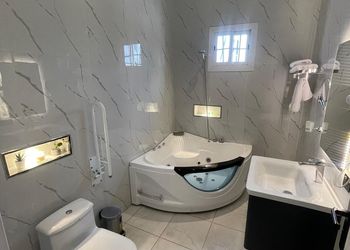 شاليه بجلسة خارجية ومسطح اخضر