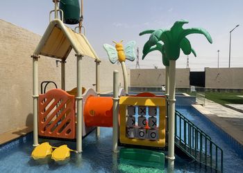 شاليه بمسطح اخضر والعاب مائية