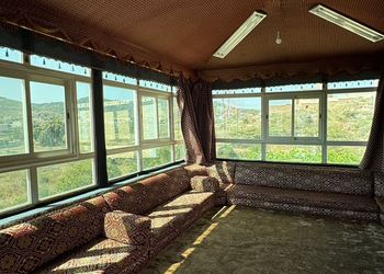 دور بثلاث غرف نوم وصالة ومجلس 