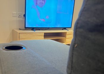 شاليه بجلسة خارجية ومسطح اخضر