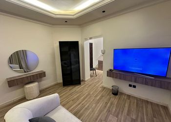 استديو بأثاث مريح وبسيط 