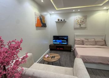 استديو بسرير ماستر وجلسة مريحة 