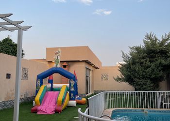 شاليه بمسبح خارجي وجلسة خارجية