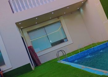 شاليه مع بلكونة ومسبح خارجي 
