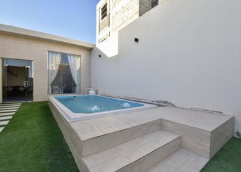 شاليه بجلسة خارجيه وركن شواء