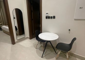 استديو بأثاث مريح وبسيط 