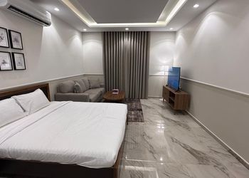 استديو بأثاث مريح وبسيط 