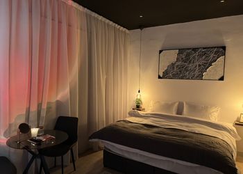 استديو بأثاث مريح وبسيط 