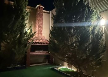 شاليه بمسطح اخضر وجلسة خارجية