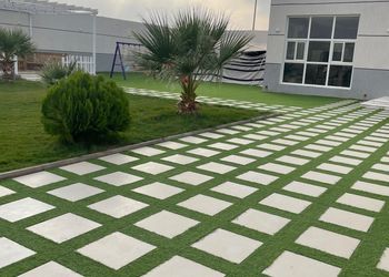 شاليه بجلسة خارجية ومسبح داخلي