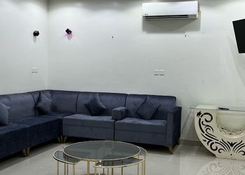 شاليه بجلسة خارجية مطلة على مسبح