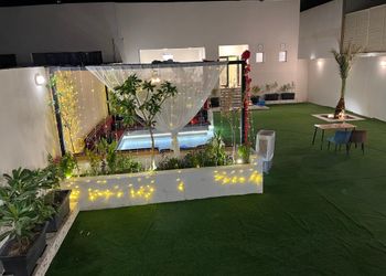 شاليه بمسطح اخضر وجلسة خارجية 