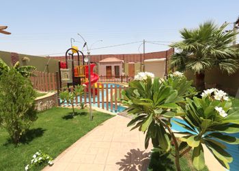 كوخ بجلسة خارجية وألعاب مائية