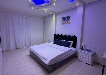 شقة بصالة وثلاث غرف نوم