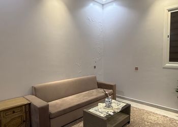 استديو بأثاث مريح وبسيط 