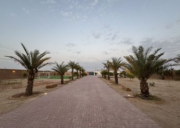 استراحة بمجلس واسع وفناء خارجي 