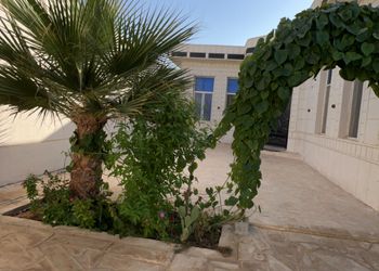 استراحة بمجلس وفناء خارجي 