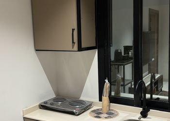 استديو بسرير ماستر وجلسة جانبية 