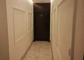 استديو بأثاث مريح وبسيط 