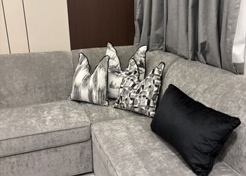 شقة بغرفة معيشة وغرفة نوم 