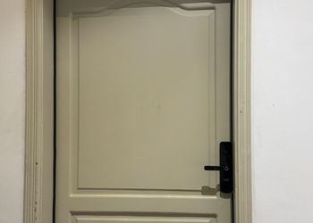 شقة بغرفة نوم وغرفة جلوس وفناء