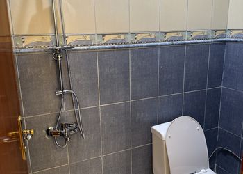 شقة بغرفة معيشة وغرفة نوم 