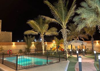 استراحه بمسبح خارجي بحاجز والعاب اطفال