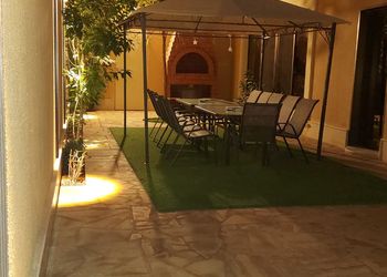 شاليه بجلسة خارجية ومسطح اخضر