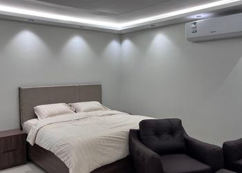 استديو بأثاث مريح وبسيط 