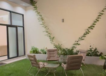 شاليه بمسطح اخضر ومسبح 