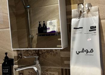 شقة بغرفة معيشة وغرفة نوم 