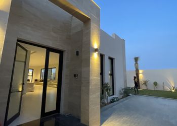 شاليه بمجالس انيقة ومسبح خارجي