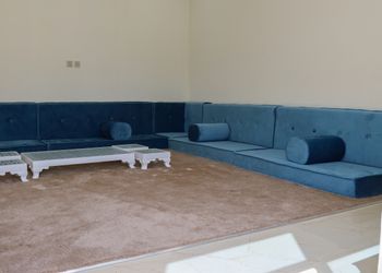 استراحة بألعاب أطفال ومسطح اخضر 