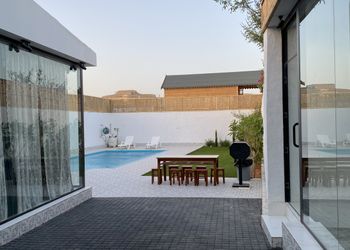 شاليه بصالة مطلة على المسبح 