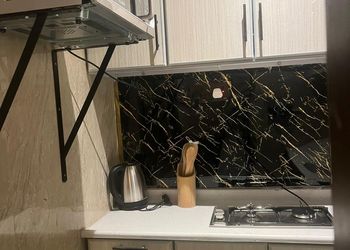 استديو بأثاث مريح وبسيط 